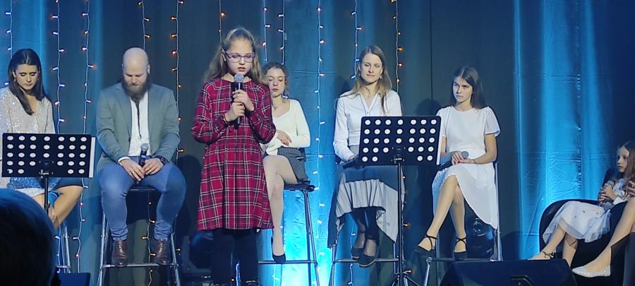 Nasze uczennice podczas koncertu "Wieczór taki jak ten". - Szkoła